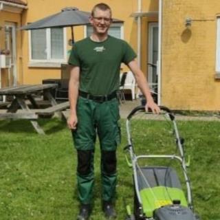 frisk ung mand på 24. der arbejder som anlægsgartner. på fuld tid, og som vicevært og høst ... chat med Nichlas, en Mand fra Tylstrup. Stort chat-forum.