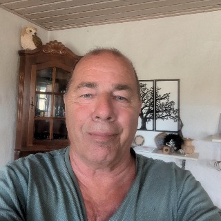 Stille og Rolig Efterlønner. Hjemmemenneske, elsker det rolige liv, hus og have, en tur i  ... chat med Jesper, en Mand fra Vejle. Stort chat-forum.