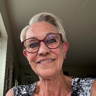 Jeg elsker musik og naturen.
Bruger meget tid på min hund Åse,
Jeg er ryger
Arbejder so ... chat med Vivian, en Kvinde fra Herning. Stort chat-forum.