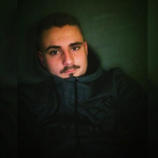 Er en mand.
Til dagligt er jeg i lære som murer. 
Elsker at komme ud og prøve nogle nye  ... chat med Nicklas, en Mand fra Hobro. Stort chat-forum.