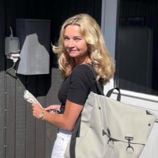 Kosmetolog.
Håber at finde manden, som er sjov, seriøs og ærlig. Ham, som med tiden er kl ... chat med Lone, en Kvinde fra Aarhus C. Stort chat-forum.